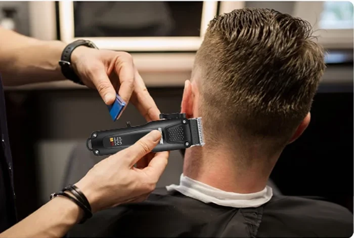 821 — 821 tondeuse à cheveux en utilisation